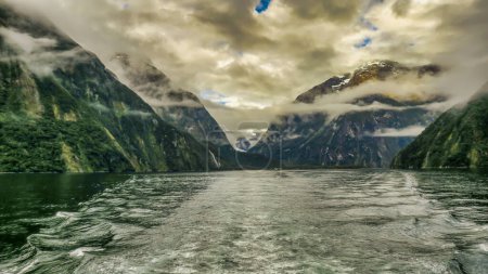 Téléchargez les photos : La célèbre baie magique de Milford dans le parc national Fiordland par temps orageux - en image libre de droit