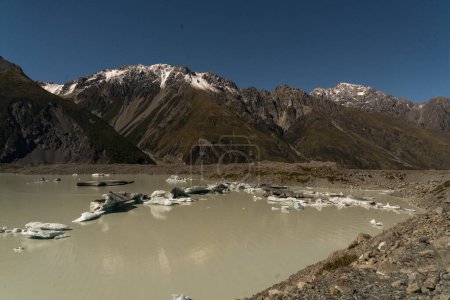 Téléchargez les photos : Icebergs floating in the alpine lake  at the river and jetty end of Lake Tasman in Mt Cook National Park - en image libre de droit