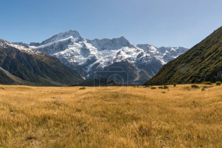Téléchargez les photos : La vallée sèche de Tasman près du village de cuisiniers Mt avec une toile de fond de la neige couverte Alpes du Sud - en image libre de droit