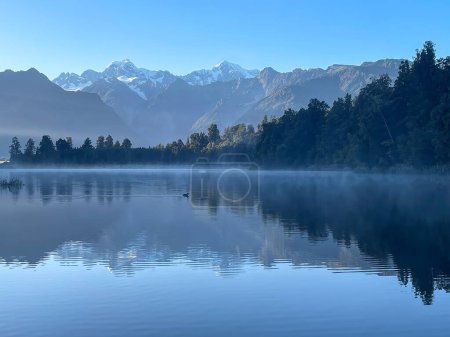 Téléchargez les photos : Le pittoresque lac Matheson dans le glacier Fox avec les Alpes du Sud en arrière-plan sur la côte ouest de la Nouvelle-Zélande - en image libre de droit