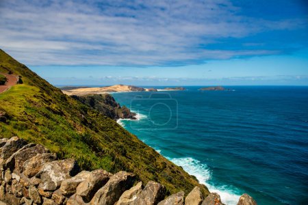 Téléchargez les photos : L'endroit où la mer de Tasman et les océans Pacifique se rencontrent au cap Reinga et son phare historique - en image libre de droit