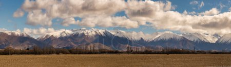 Téléchargez les photos : La chaîne de montagnes enneigée Ben Ohau sur la campagne à Twizel - en image libre de droit