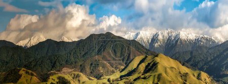 Téléchargez les photos : Les sommets enneigés des Gammes Tararua photographiés depuis les plus hauts sommets des collines intérieures près du mont Bruce, Masterton NZ - en image libre de droit