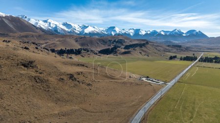 Téléchargez les photos : Paysage aérien avec un drone au-dessus de la colline du château alpin et du domaine skiable autour du col de Porters - en image libre de droit