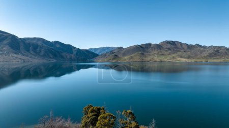 Téléchargez les photos : Belle photographie panoramique de drone panoramique au-dessus du lac Benmore éloigné et rural et sa chaîne de montagnes - en image libre de droit