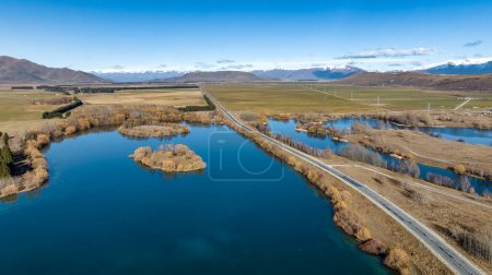 Téléchargez les photos : Belle photographie panoramique de drone panoramique au-dessus du lac Benmore éloigné et rural et sa chaîne de montagnes - en image libre de droit