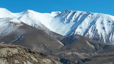 Die Berge und Hügel rund um die Skigebiete am Porters Pass