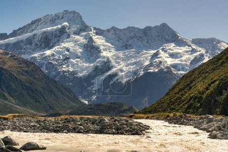 Téléchargez les photos : La rivière Tasman qui coule rapidement à travers la vallée de Tasman dans le parc national Aoraki Mt Cook sous la neige couverte des Alpes du Sud - en image libre de droit