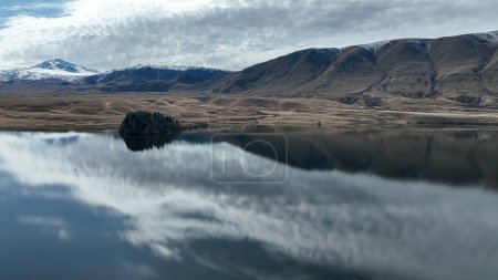 Vistas aéreas del lago alpino Clearwater en Nueva Zelanda Isla Sur Parque de conservación Ashburton