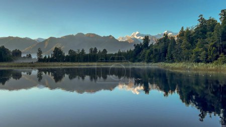 Landschaftlich spiegelnder Matheson-See an der Westküste Neuseelands