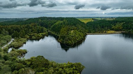 Perspectiva de drones del lago Mangamahoe Taranaki rodeado de bosque