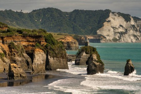 Foto de Las increíbles formaciones rocosas en la playa de Tongaporutu - Imagen libre de derechos