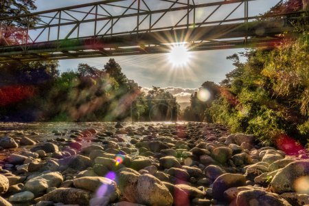 Téléchargez les photos : Éclair de soleil au coucher du soleil sous le pont - en image libre de droit