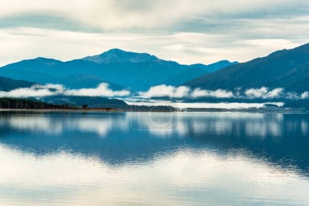 Ätherische Blautöne des Brunner Sees, Westküste Neuseelands am frühen Morgen
