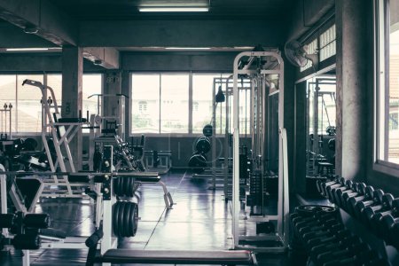 Téléchargez les photos : Background of fitness gym with bodybuilding station - en image libre de droit