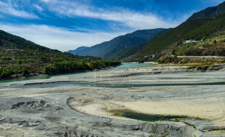 Téléchargez les photos : La rivière Jinsha, un affluent du grand fleuve Yangzi serpente à travers les hautes montagnes et la vallée de la province du Yunnan, en Chine. - en image libre de droit