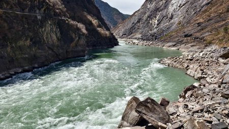 Téléchargez les photos : Rapides rapides de la rivière Jinsha dans la province du Yunnan, en Chine. Cette rivière est un affluent du fleuve Yangzi plus à l'est. - en image libre de droit