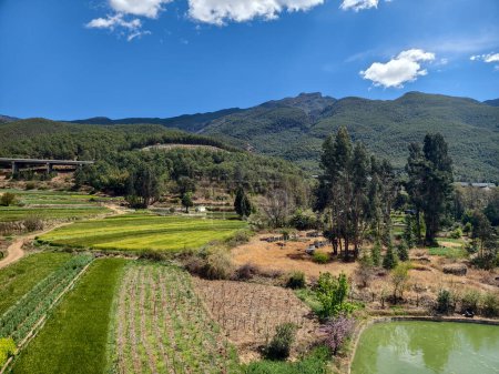 Téléchargez les photos : Vue aérienne des terres agricoles rurales de la province du Yunnan, en Chine. - en image libre de droit