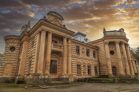 Blick auf das antike Badeni-Palais in Koropez im Stil der Wiener Renaissance. Westukraine. Touristisches Ziel, touristisches Wahrzeichen