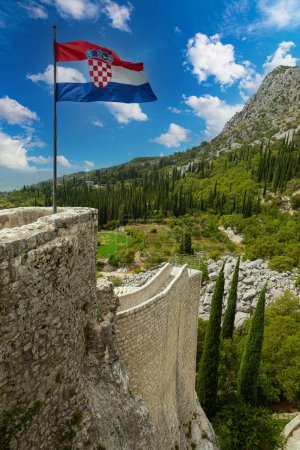 Blick auf das antike Sokol Grad, Falkenfestung, Sokol kula, im Freien, Burg auf dem Berg. Die defensive mittelalterliche Burg in Konavle in der Nähe der Stadt Dubrovnik. Kroatien. Reiseziel