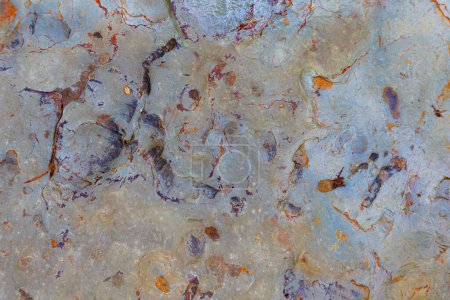 Foto de Superficie de piedra natural con textura de color gris, azul y marrón. Patrón de piedra fondo abstracto. Estructura de piedra de roca al aire libre, primer plano. - Imagen libre de derechos