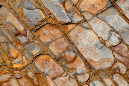 Foto de Superficie de piedra natural con textura marrón y gris. Patrón de piedra fondo abstracto. Estructura de piedra de roca al aire libre, primer plano. - Imagen libre de derechos