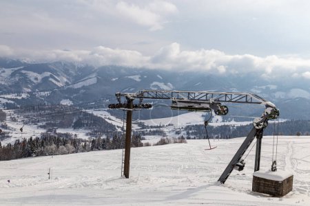 Foto de Remolque de cuerda, telesilla, telesilla en la cima de la montaña nevada. Parque de esquí de Zuberec. Eslovaquia. Tatras Occidentales. Esquiar. Vacaciones de esquí - Imagen libre de derechos