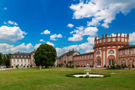 Foto de Antiguo Palacio de Biebrich en Wiesbaden, Hesse, Alemania afuera en un hermoso día de verano. Atracción turística, lugar de visita de los turistas. - Imagen libre de derechos