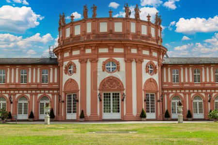 Foto de Antiguo Palacio de Biebrich en la ciudad de Wiesbaden, Hesse, Alemania afuera en un hermoso día de verano. Atracción turística, lugar de visita de los turistas. - Imagen libre de derechos