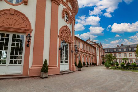 Foto de Antiguo Palacio de Biebrich en la ciudad de Wiesbaden, Hesse, Alemania afuera en un hermoso día de verano. Atracción turística, lugar de visita de los turistas. - Imagen libre de derechos