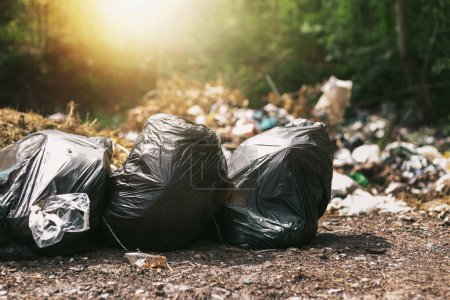 Verursacht durch menschliche Vermüllung, verschwommene Abfallhaufen-Bilder Zum Hintergrund