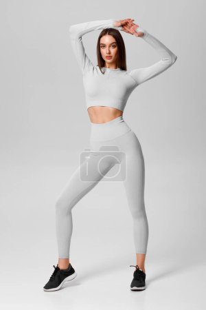 Téléchargez les photos : Fitness woman. Athletic girl on the gray background - en image libre de droit