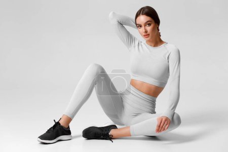 Téléchargez les photos : Fitness woman. Athletic girl on the gray background - en image libre de droit
