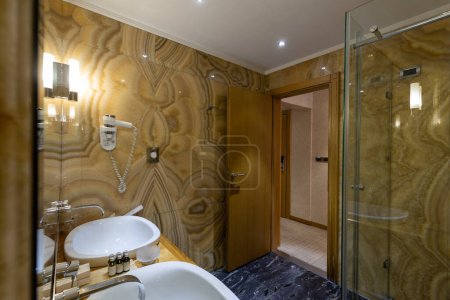 Téléchargez les photos : Interior of a luxury hotel bathroom with marble walls - en image libre de droit