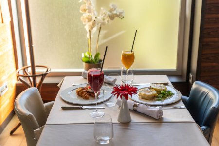 Téléchargez les photos : Petit déjeuner servi sur une table de restaurant - en image libre de droit