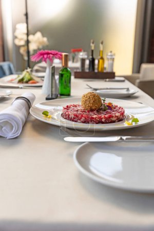 Foto de Carne tártara servida en un plato blanco en el restaurante - Imagen libre de derechos