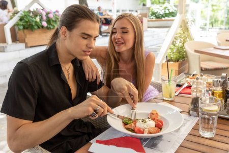 Foto de Amigos comiendo en el restaurante - Imagen libre de derechos