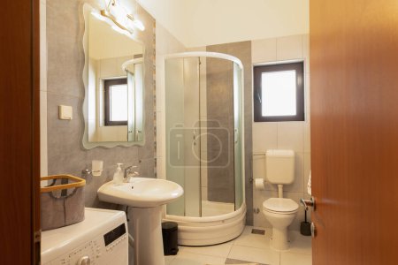 Téléchargez les photos : Intérieur d'une salle de bain d'hôtel avec cabine de douche en verre - en image libre de droit