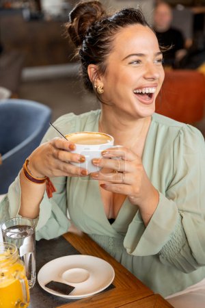 Foto de Hermosa mujer bebiendo café en el bar cafetería - Imagen libre de derechos