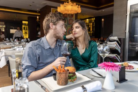 Téléchargez les photos : Couple romantique déjeunant au restaurant - en image libre de droit