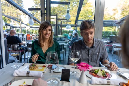 Foto de Pareja romántica almorzando en el restaurante - Imagen libre de derechos