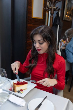 Foto de Mujer joven comiendo postre en el restaurante - Imagen libre de derechos