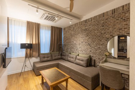 Foto de Interior of a modern hotel apartment with brick wall decoration - Imagen libre de derechos