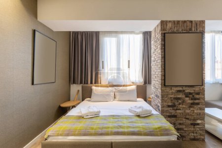 Téléchargez les photos : Intérieur d'une chambre d'hôtel avec lit de maître - en image libre de droit