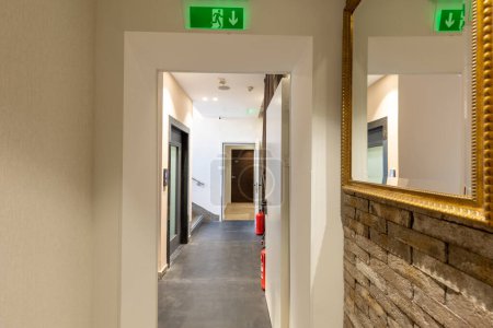 Téléchargez les photos : Hotel corridor interior with brick wall decoration - en image libre de droit
