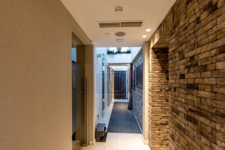 Foto de Hotel corridor interior with brick wall decoration - Imagen libre de derechos