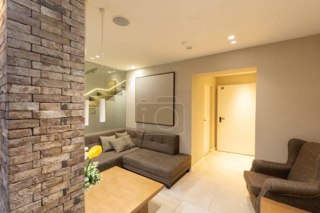 Foto de Interior of a modern hotel apartment with brick wall decoration - Imagen libre de derechos