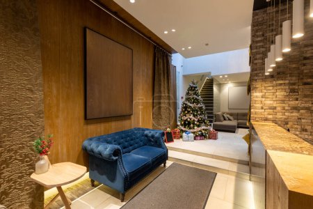 Téléchargez les photos : Christmas decorated hotel lobby with reception desk - en image libre de droit