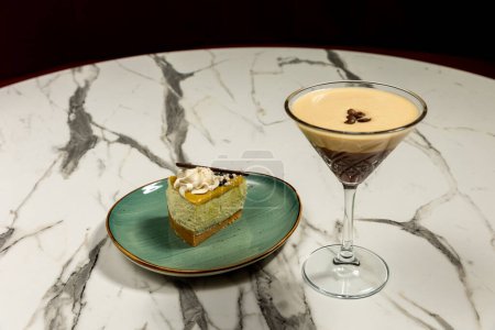 Téléchargez les photos : Coffee cocktail in a glass served with cake - en image libre de droit