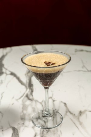 Téléchargez les photos : Cocktail café dans un verre - en image libre de droit